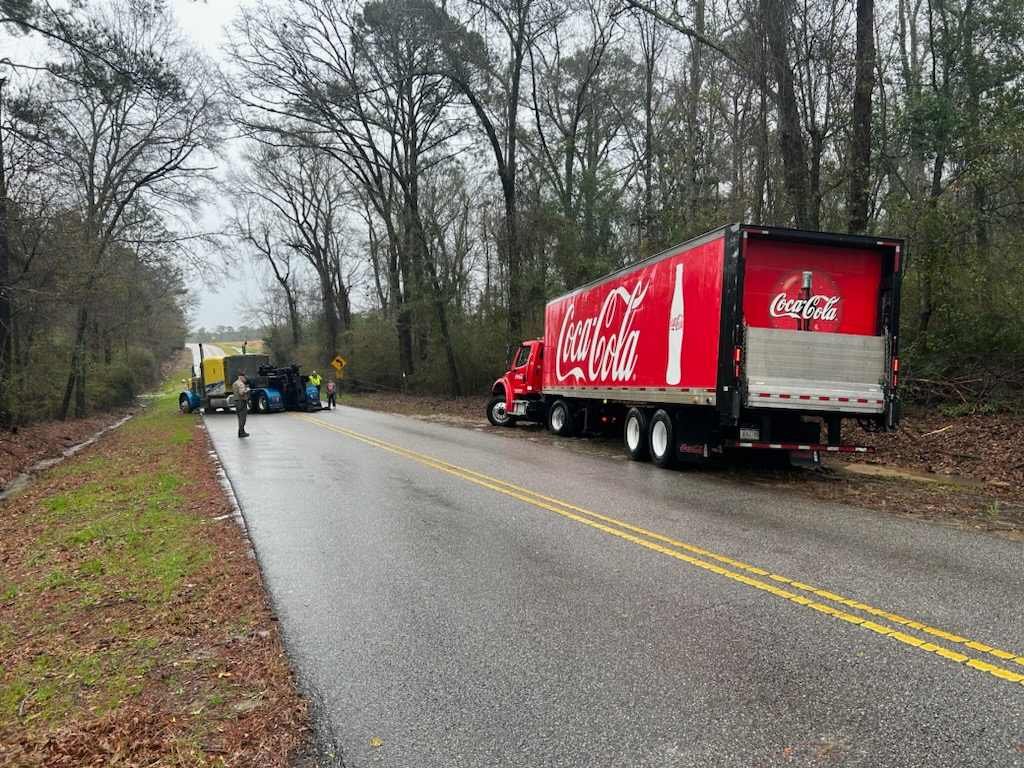 Semi-truck gets stuck in mud during morning storms - WDHN