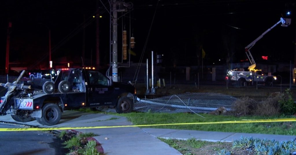 Tow truck crashes into power pole, takes down power lines in Chula Vista - ABC 10 News San Diego KGTV