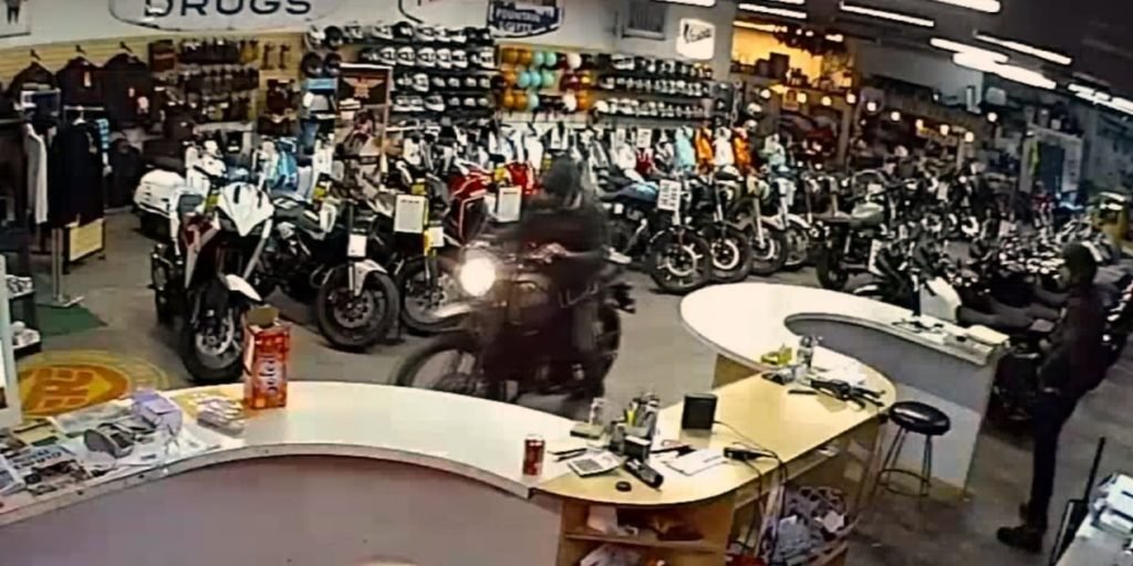 Employees stop motorcycle theft in St. Johns - Fox 12 Oregon