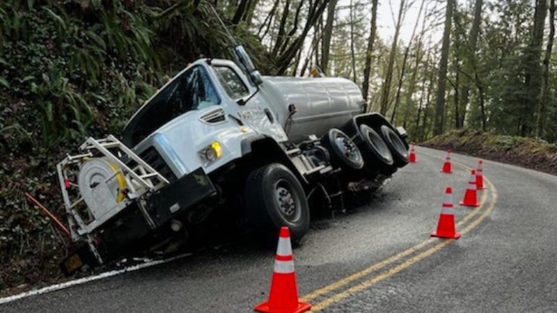 Truck crashes into ditch, closes Multnomah County road - KOIN.com