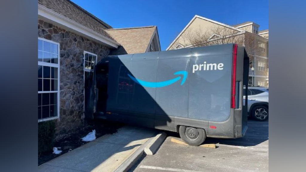 Amazon delivery truck smashes into Georgetown building - Boston News, Weather, Sports - Boston News, Weather, Sports | WHDH 7News