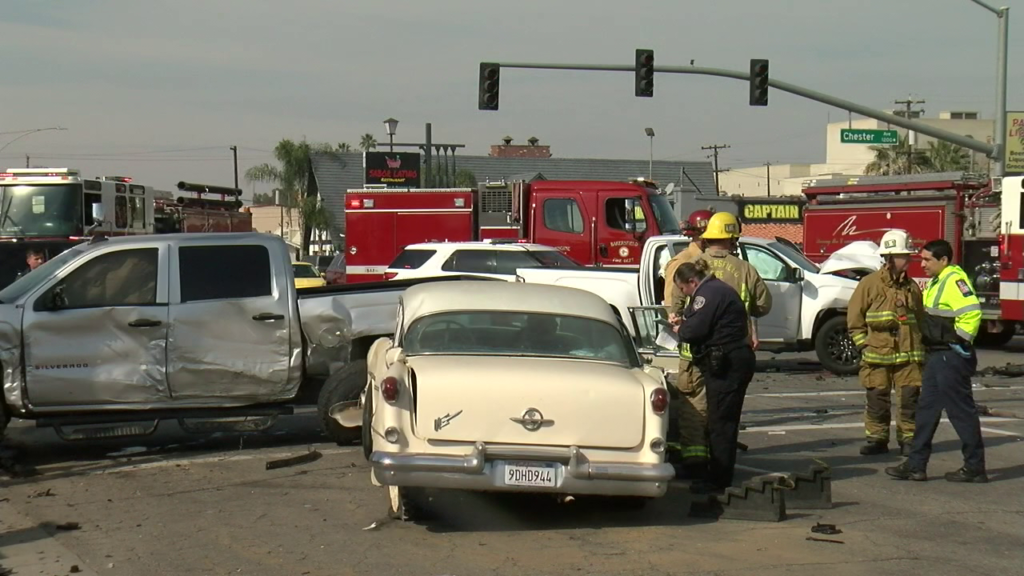 Multi-vehicle crash injures at least 1 at Chester and California avenues in Bakersfield - KGET 17