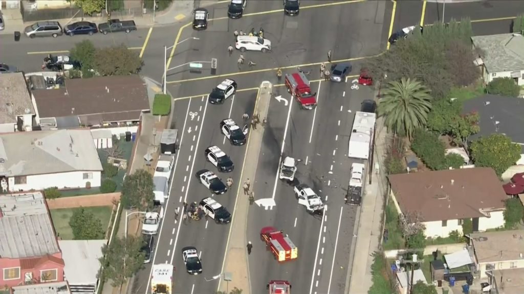 Pursuit ends in violent multi-vehicle crash in East Los Angeles - KTLA Los Angeles