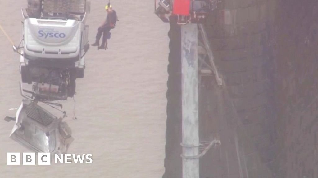 Kentucky: Woman rescued from truck dangling off bridge in Louisville - BBC.com