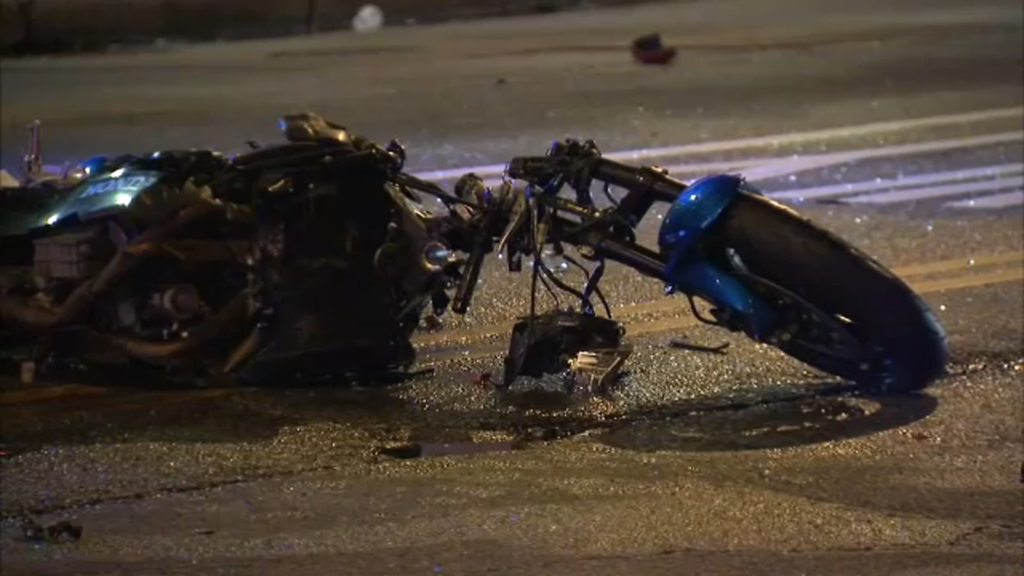 Man dies after running red light, crashing motorcycle into car on West Irving Park Road in Portage Park on Northwest Side: CPD - WLS-TV