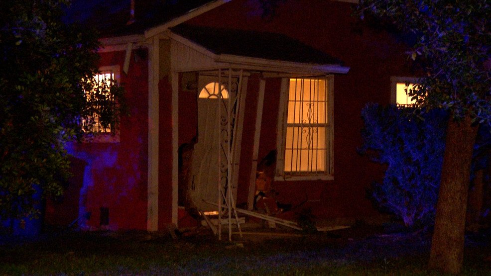 Reckless driver runs stop sign causing truck to crash into Southeast Side house - WOAI