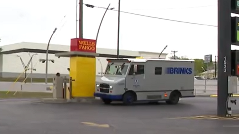 Suspects at large after armored truck robbery - WOAI
