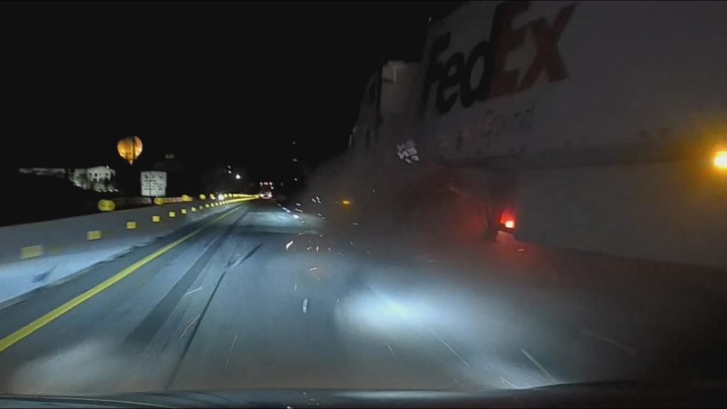 Dashcam: FedEx truck crashes into concrete barrier - Yahoo News UK