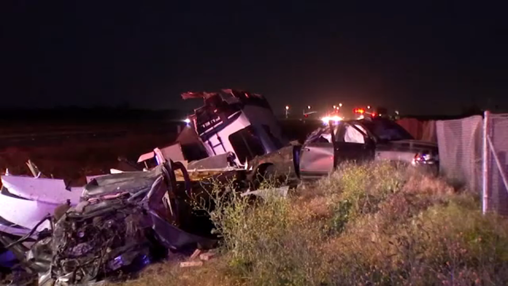 3 dead, 4 injured after car crash on Highway 41 near Caruthers, CHP says - KFSN-TV