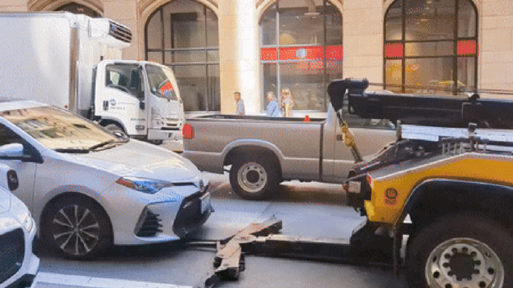 Tow Truck Attempts To Pick Up Occupied Car In The Middle Of Busy Traffic - Jalopnik