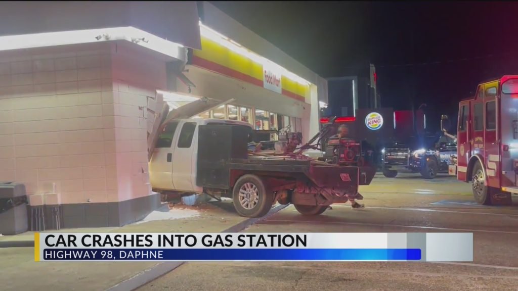 Truck crashes into gas station in Daphne: Police - WKRG News 5