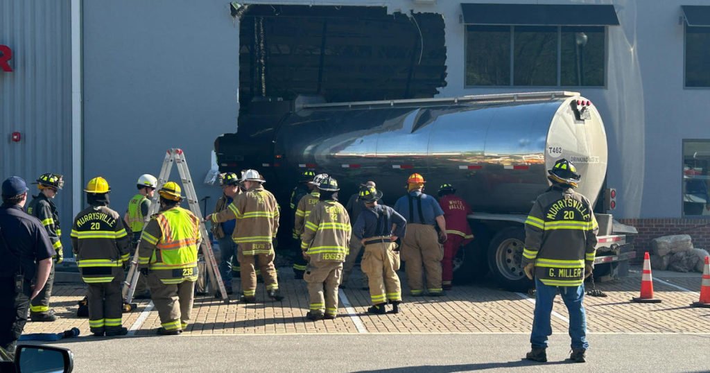 Driver of water tanker truck smashes into Pittsburgh-area business - CBS News