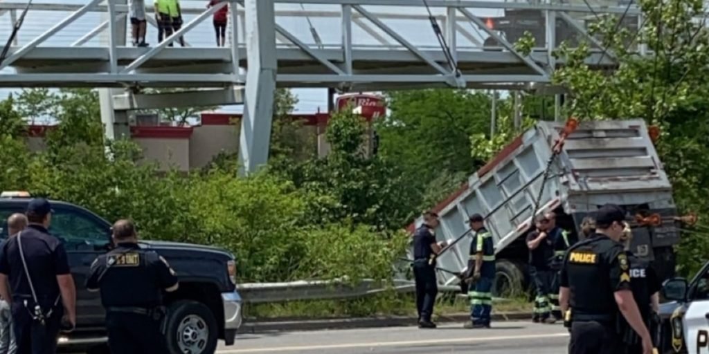 Dump truck crashes into Valley View canal - Cleveland 19 News