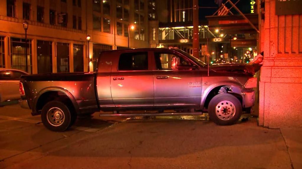 Truck crashes into downtown Milwaukee building - WISN Milwaukee