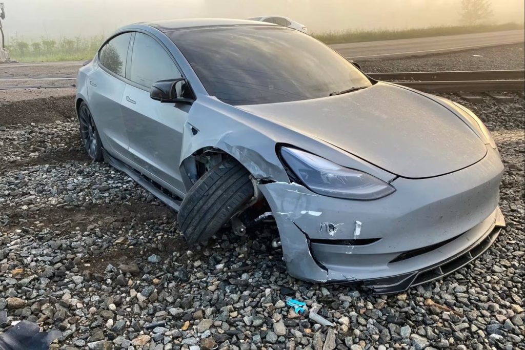Tesla owner says car in 'full self-driving mode' failed to detect a moving train - Yahoo News UK
