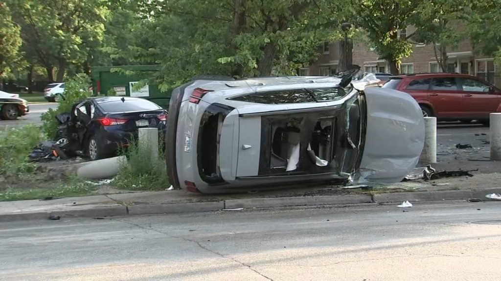 1 killed, 3 seriously injured in Little Village rollover crash near Cook County Jail: officials - WLS-TV