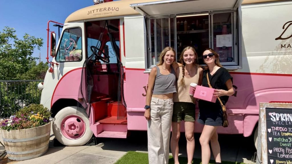 Vintage pink truck serves drinks, doughnuts to Holladay - KSL.com