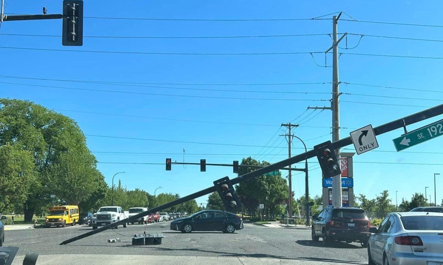 Lifted dump truck bed tears down Vancouver traffic signals, causes $100K in damage - Yahoo! Voices