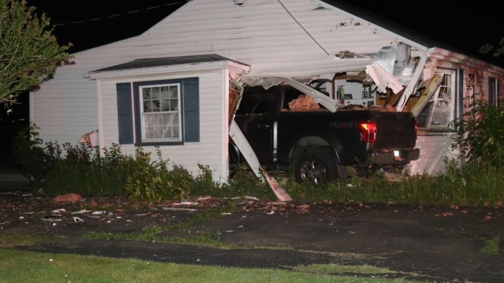 Pickup truck crashes into Wheatfield home | wgrz.com - WGRZ.com