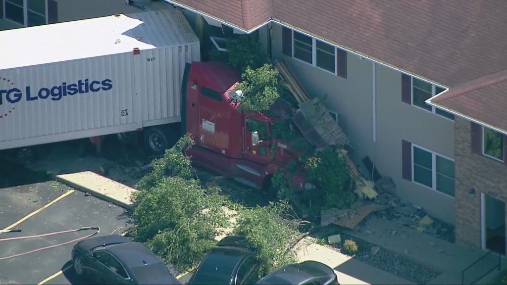 Semi truck crashes into apartment building in Morris - WGN TV Chicago