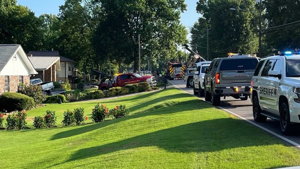 Tow truck driver killed in crash into Hueytown home - WVTM13 Birmingham